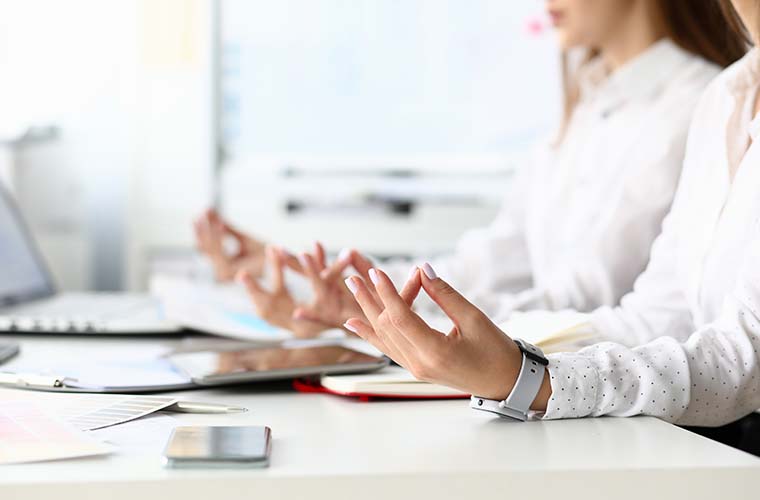 オフィスの会議室やセミナールームで椅子ヨガ・マットヨガ！